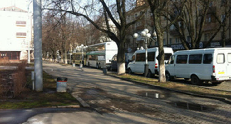 В Полтаве место проведения акции Вставай, Украина! заблокировали автобусами - оппозиционер