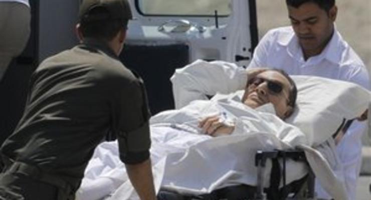 В Египте начались повторные слушания по делу Мубарака. Экс-президента доставили в суд на медицинском вертолете