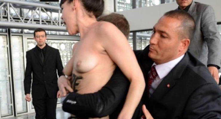 Femen оголились перед президентом (ФОТО, ВИДЕО)