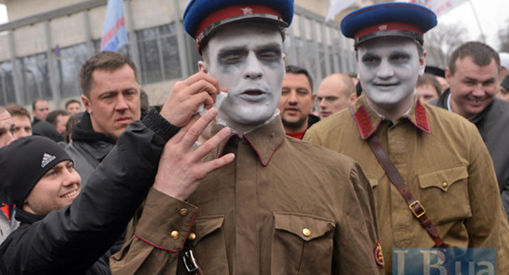 День в фото: Парад гопников в Киеве, Femen во Франции