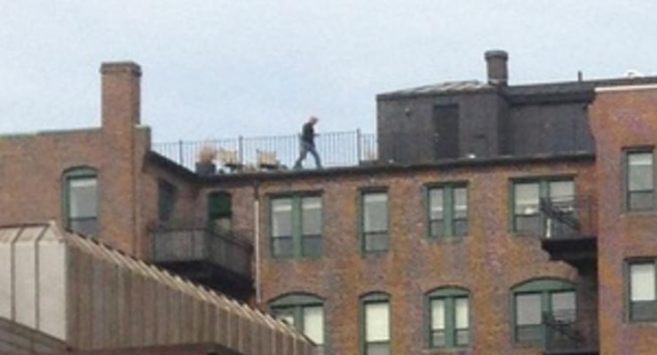 В интернете активно обсуждают фото следившего с крыши за взрывами в Бостоне