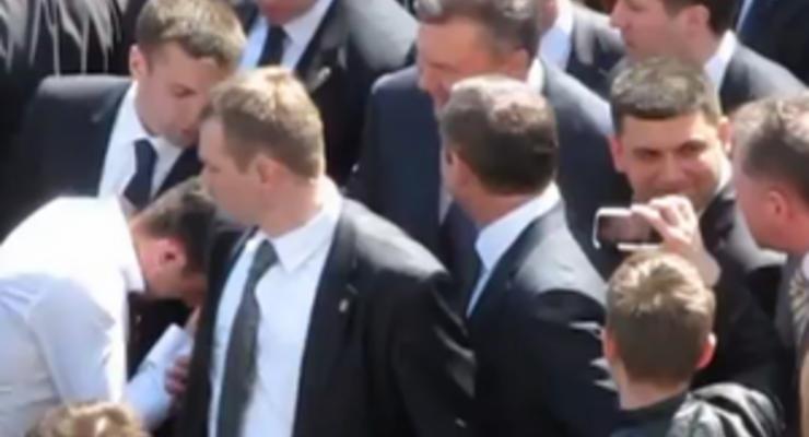 Во время визита Януковича в Винницу собеседник поцеловал его руку