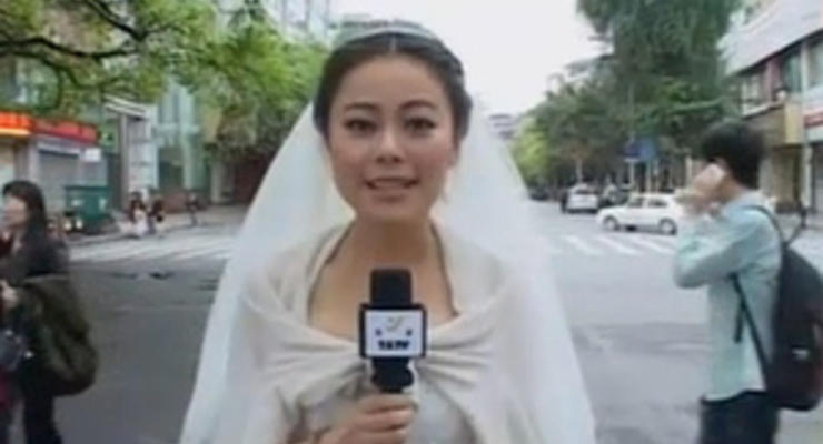 В Китае журналистка вела репортаж о землетрясении в свадебном платье