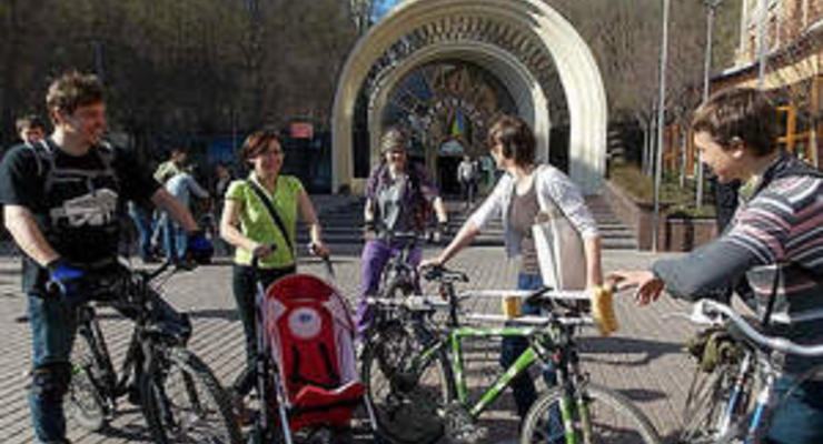 Киевляне требуют позаботиться о велосипедистах и пешеходах при реконструкции Почтовой площади