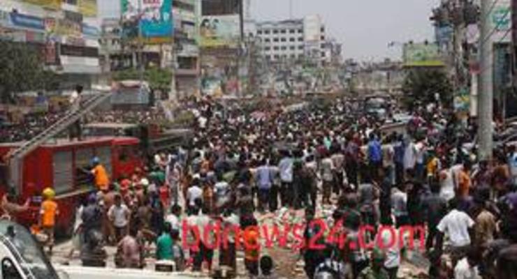 В Бангладеш обрушился многоэтажный торговый центр. Погибли 25 человек, сотни остаются под завалами