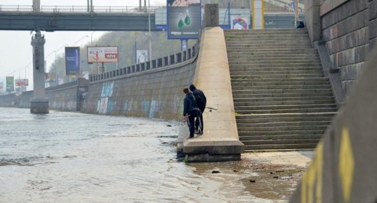 Днепр затопил набережную Киева (ФОТО)