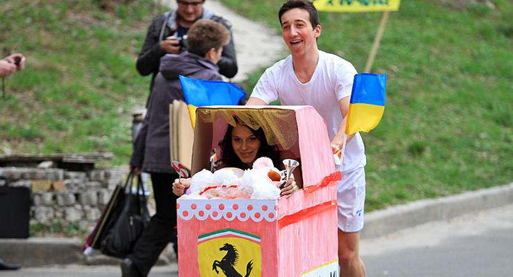 Гонки на тарантасах в Киеве: коляска Ferrari и IT-мобиль