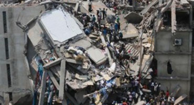 В Бангладеш после обрушения многоэтажного здания под завалами третий день остаются около тысячи человек