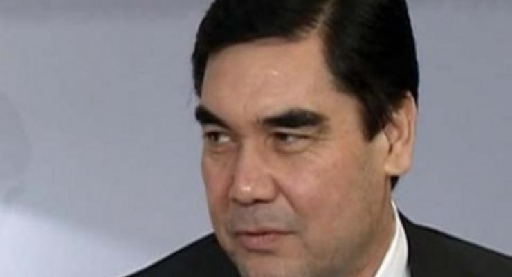 Президент Туркменистана упал с лошади во время скачек