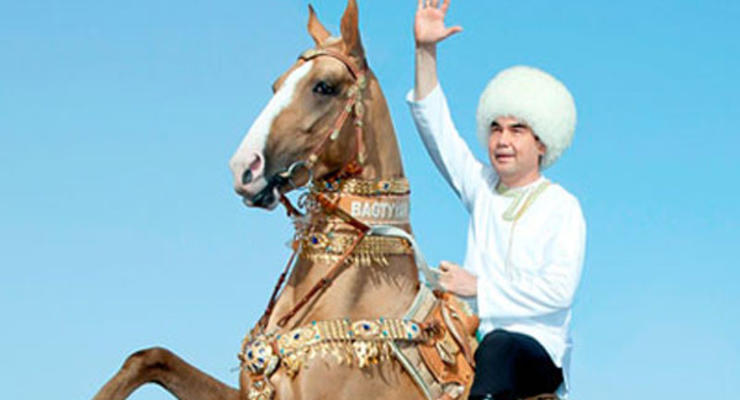 Видео падения президента Туркменистана с коня объявили вне закона