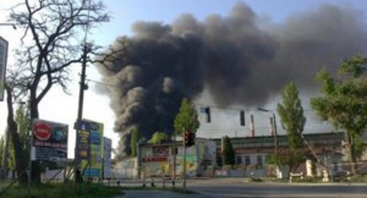 Крупный пожар в Киеве: возле метро Выдубичи горит склад бумажных изделий