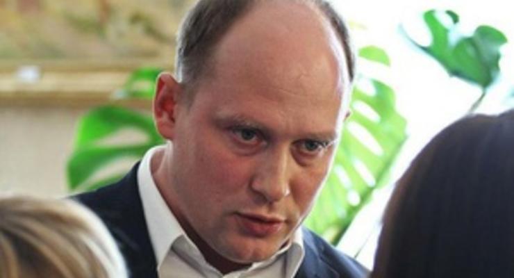 Выдворенный с заседания Кабмина депутат требует от МВД наказать Азарова