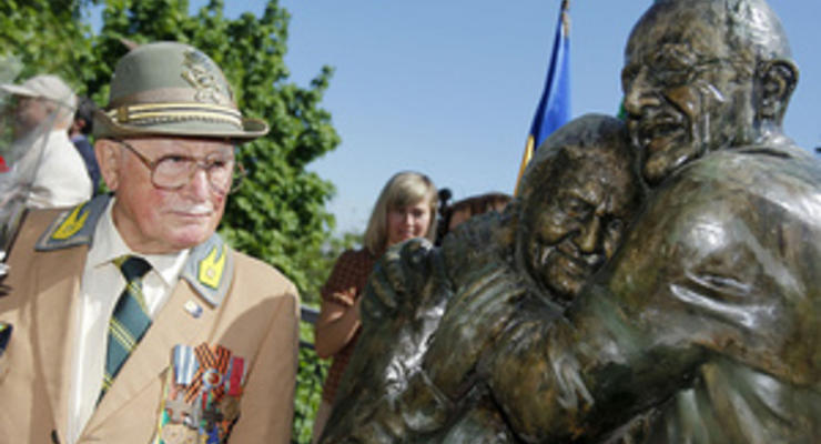 В Киеве установили памятник История любви