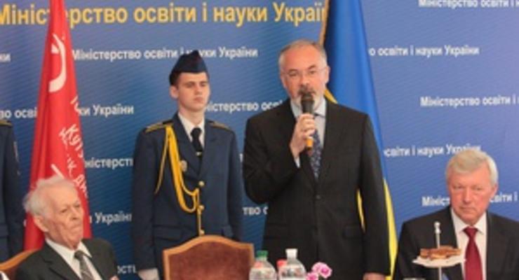 Табачник заявил, что ему удалось вернуть правду о войне в школьные учебники