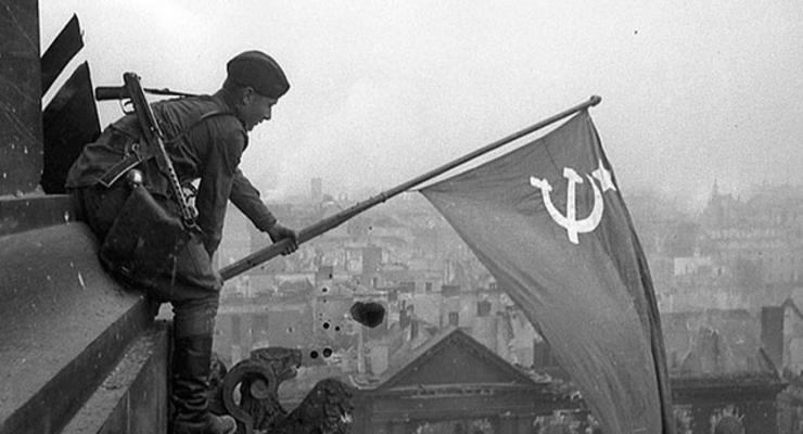 Гитлер капут: как Берлин отмечал День Победы (ФОТО)