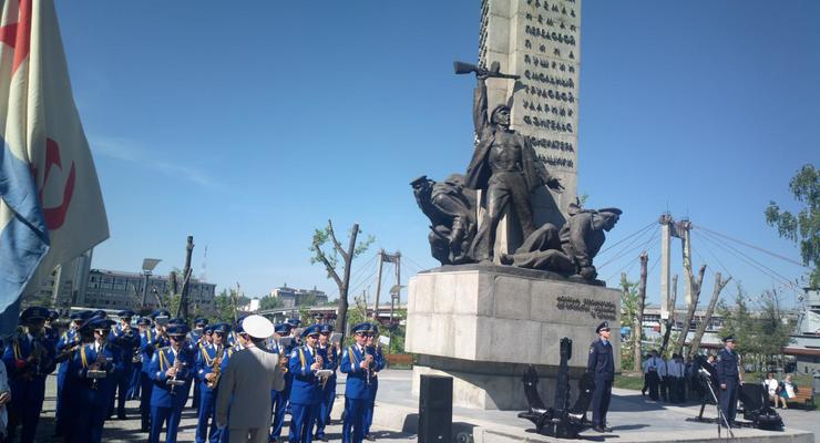 В Киеве открыли памятник морякам без одного моряка