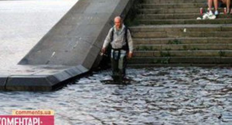 В Киеве на Набережном шоссе вода затопила переходы