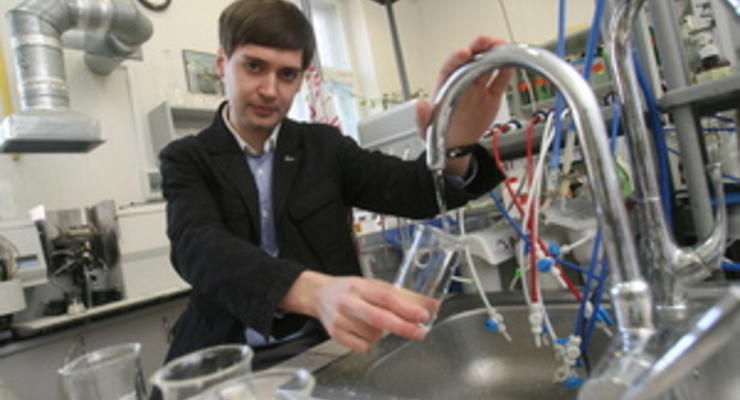 Корреспондент: Дело - труба. Вода из-под крана в Украине годится лишь для мытья посуды