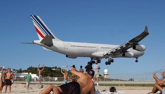 Захватывающие полеты над головой: экстремальный пляж Махо (ФОТО)