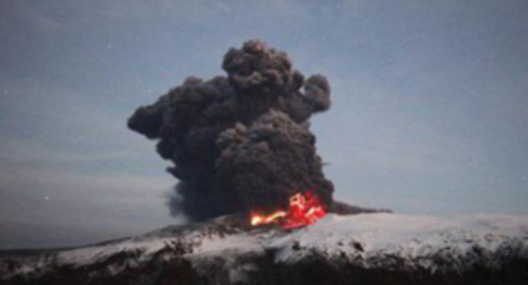 Два извергающихся вулкана на Камчатке могут спровоцировать авиакатастрофу