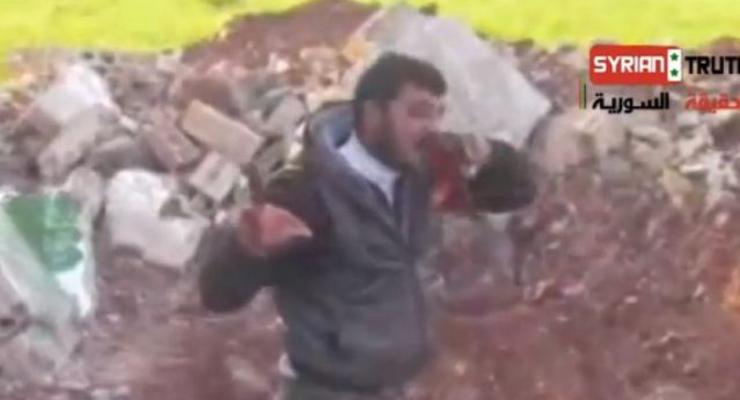Сирийский повстанец съел сердце и печень врага (ВИДЕО)
