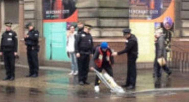 Полицейские допросили шотландца, который пылесосил лужу