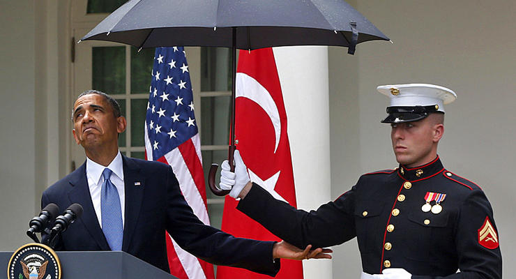 День в фото: Дождь замочил Обаму и новая Почтовая