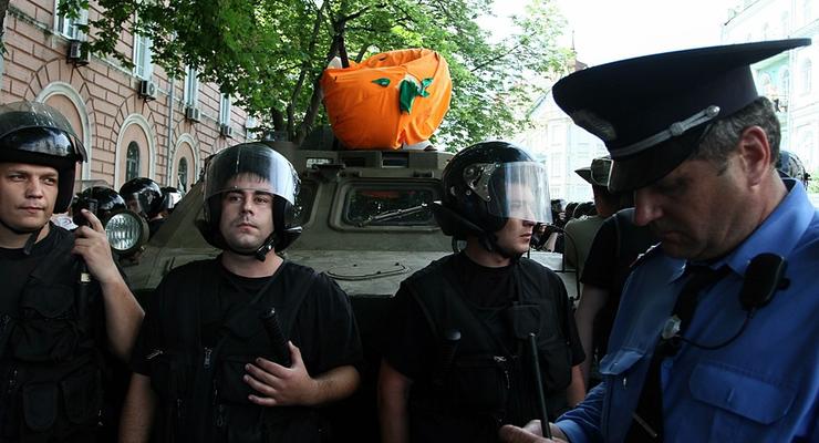 В Киеве произошла драка между свободовцами и группой неизвестных, вмешался Беркут