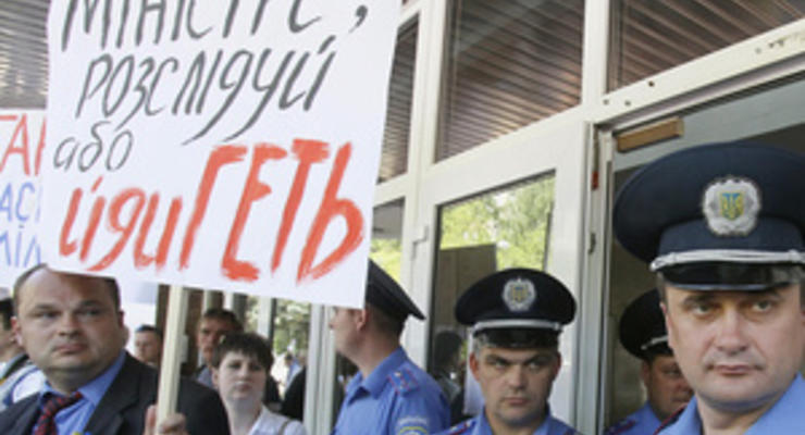 Фотогалерея: Расследуй или уходи! Журналисты пикетировали МВД с требованием отставки Захарченко