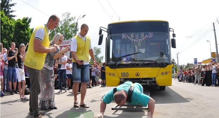 Мировой рекорд: Украинский богатырь протащил три троллейбуса (ФОТО, ВИДЕО)