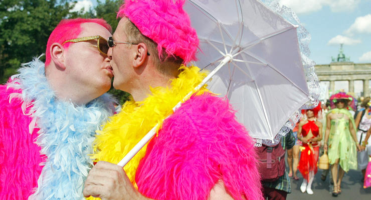 Гей-парады в мире: поцелуи, розовые трусы и водяные пистолеты (ФОТО)