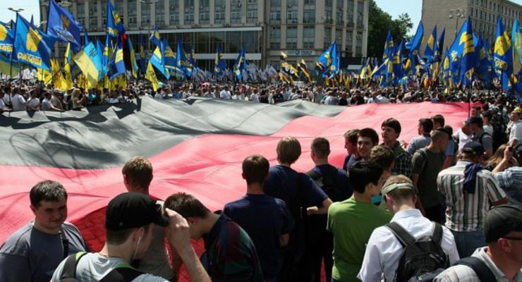 Мандарином в Азарова: раскрыты секреты митингов власти и оппозиции