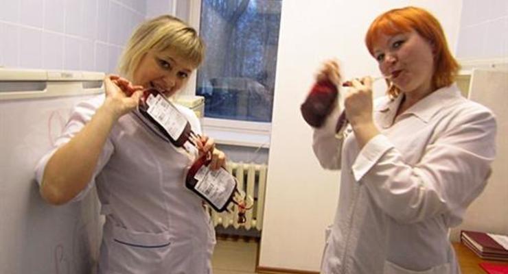 Медсестры устроили фотосессию на фоне едва живых пациентов (ФОТО)