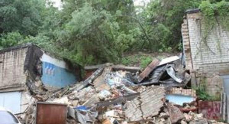 Киевский оползень уничтожил более десятка гаражей