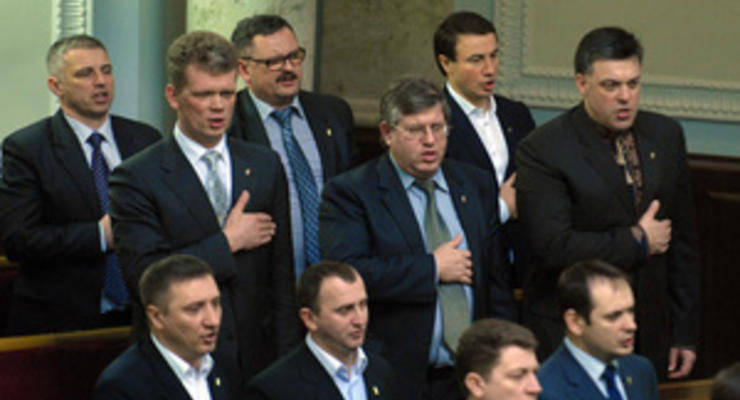 Коммунисты и часть регионалов отказались встать во время исполнения оппозицией гимна Украины