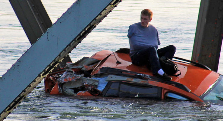 В США рухнул мост, автомобили тонули в реке (ФОТО)