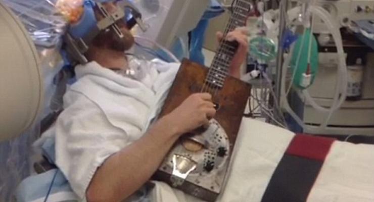 Пациент сыграл на гитаре во время операции на мозге (ВИДЕО)