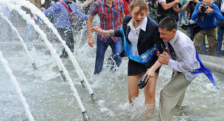 В мокрый путь, выпускники: Последний звонок в Киеве (ФОТО)