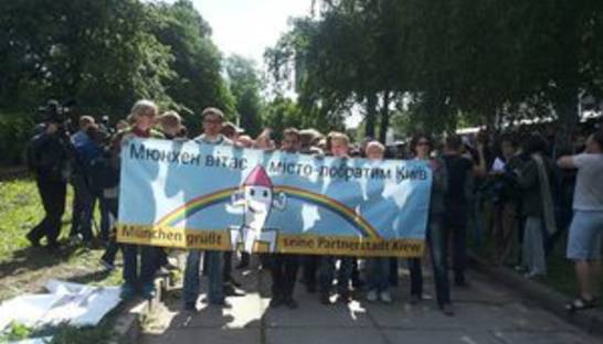 Противники гей-парада пытались порвать плакаты участников Марша равенства, есть задержанные