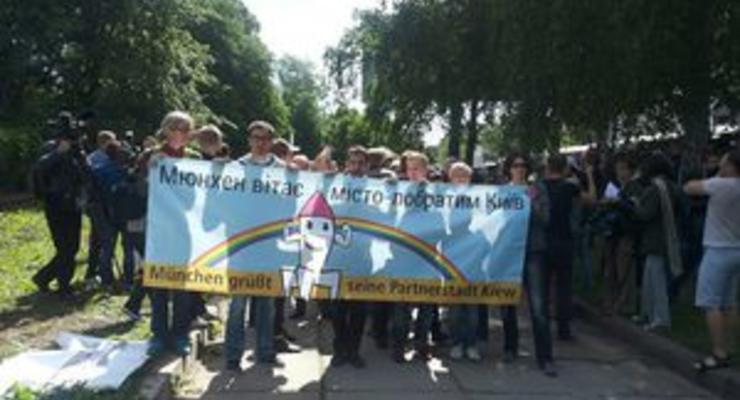 Противники гей-парада пытались порвать плакаты участников Марша равенства, есть задержанные