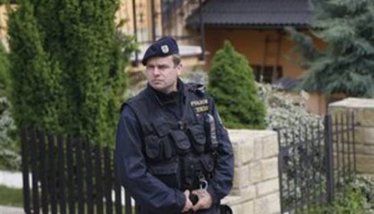 В Чехии ищут хулигана, который распугивает посетителей ресторанов, разливая масляную кислоту