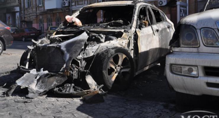 День в фото: Сгоревшее авто футболиста Днепра и чайник-Гитлер