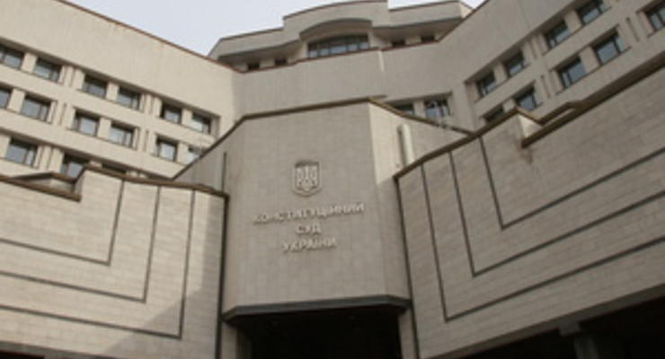 Яценюк потребовал ликвидации Конституционного Суда из-за решения о выборах в Киеве