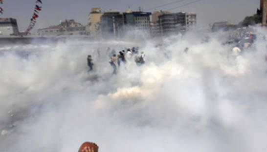 Массовые беспорядки в Стамбуле: Не менее ста пострадавших