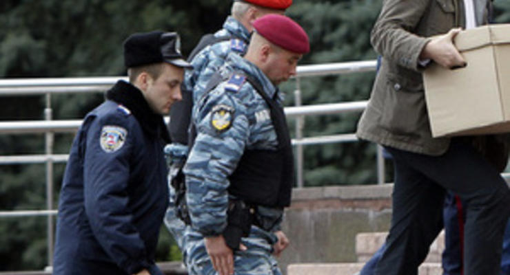 ОПОРА: Депутата от Свободы с избирательного участка в Василькове вывела милиция