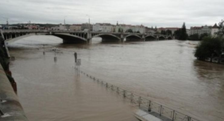 В Праге вода достигла уровня Карлова моста