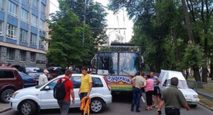В Днепропетровске прохожие оттащили припаркованный автомобиль, который перекрыл движение и спровоцировал ДТП