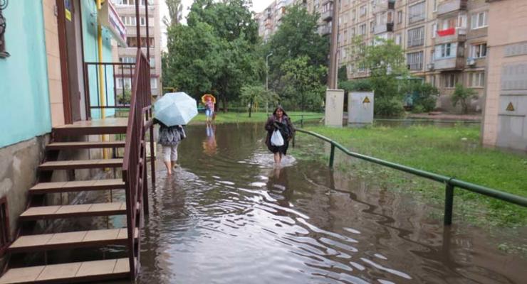 День в фото: потоп в Киеве и солистка ВИА Гры без трусов