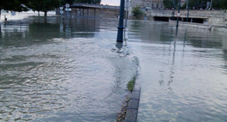 Наводнение в Европе: На территории Венгрии уровень воды в Дунае уже побил несколько рекордов