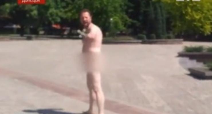 Голый мужчина с крестом в руках прогулялся по центру Донецка. Видеорепортаж